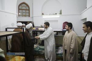 حضور آیت الله مروی در حجرات و گفتگوی صمیمی با طلاب در جریان بازدید از مدرسه علمیه جهانگیرخان قم