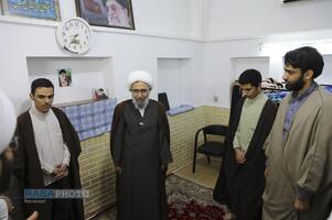 حضور آیت الله مروی در حجرات و گفتگوی صمیمی با طلاب در جریان بازدید از مدرسه علمیه جهانگیرخان قم