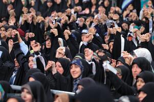 دیدار هزاران نفر از زنان و دختران با رهبر انقلاب