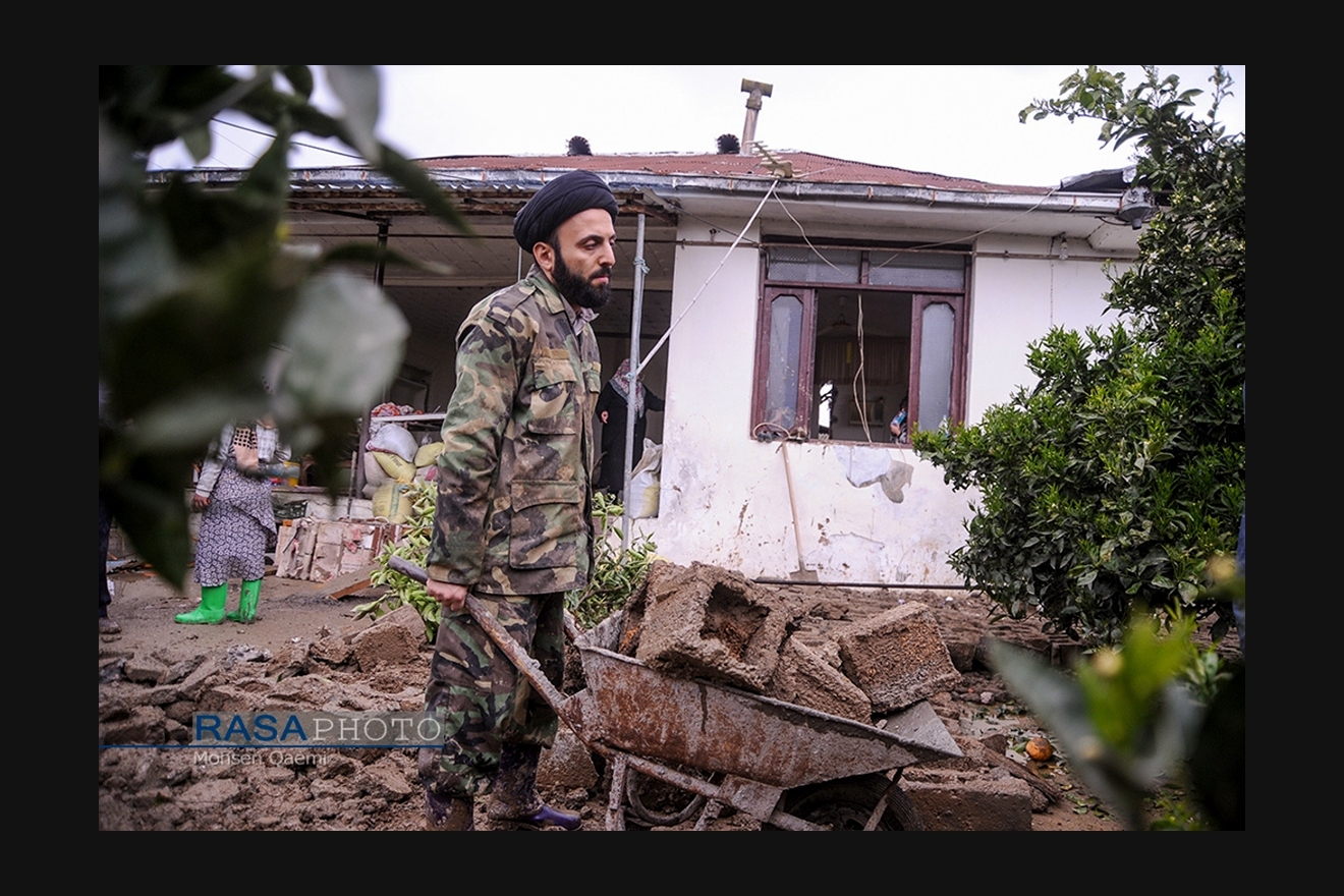 زندگی طلاب در قاب | حاصلِ تحصیل | عکس مربوط به فعالیت جهادی طلاب در مناطق سیل زده مازندران سال ۱۳۹۸