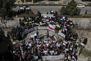 تجمع دانشجویان دانشگاه قم در محکومیت هتک حرمت پرچم جمهوری اسلامی ایران و مقدسات