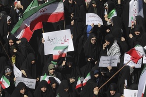 تجمع دانشجویان دانشگاه قم در محکومیت هتک حرمت پرچم جمهوری اسلامی ایران و مقدسات