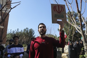 تجمع دانشجویان دانشگاه قم در محکومیت هتک حرمت پرچم جمهوری اسلامی ایران و مقدسات