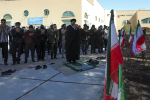 تجمع دانشجویان دانشگاه قم در محکومیت هتک حرمت پرچم جمهوری اسلامی ایران و مقدسات