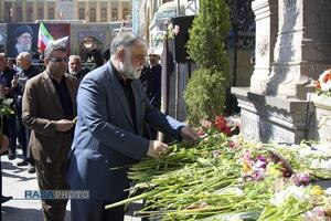 ادای احترام به یادمان رهبر شهید انقلاب در حرم حضرت معصومه (س)