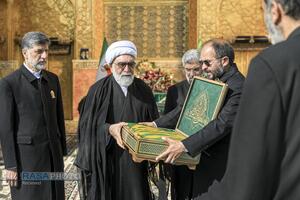 آیین تعویض پرچم گنبد منور رضوی در روز میلاد حضرت امام رضا (علیه‌السلام)