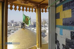 آیین تعویض پرچم گنبد منور رضوی در روز میلاد حضرت امام رضا (علیه‌السلام)