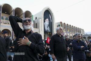 اقامه نماز بر پیکر رهبر شهید انقلاب
