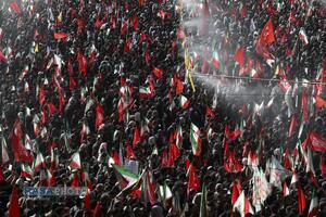 اقامه نماز بر پیکر رهبر شهید انقلاب